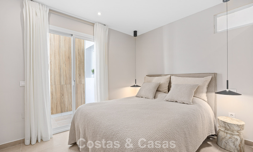 Ático reformado en venta en una popular urbanización de golf Aloha en el centro de Nueva Andalucía, Marbella 778085