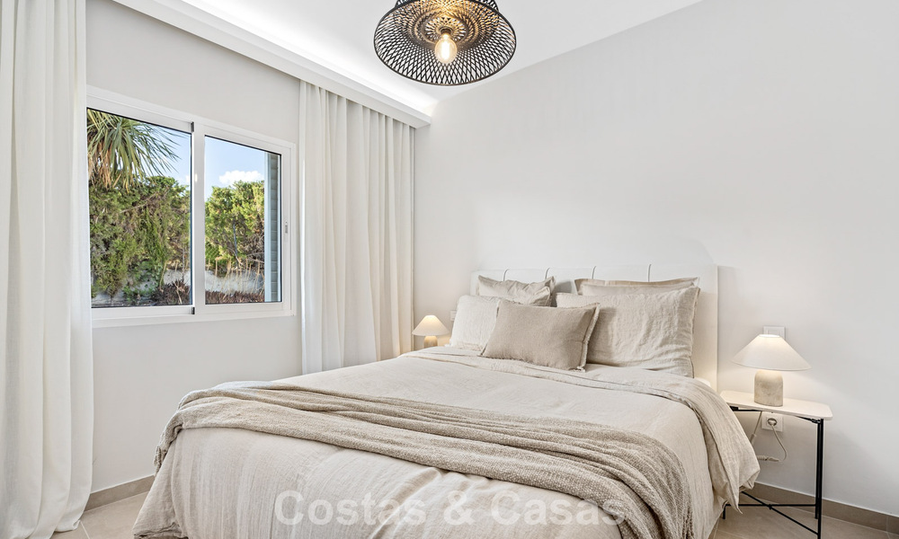 Ático reformado en venta en una popular urbanización de golf Aloha en el centro de Nueva Andalucía, Marbella 778087