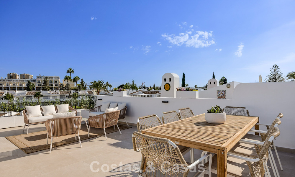 Ático reformado en venta en una popular urbanización de golf Aloha en el centro de Nueva Andalucía, Marbella 778088