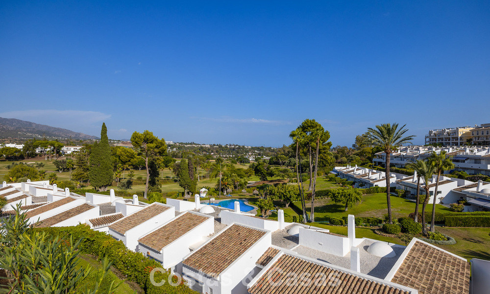Ático reformado en venta en una popular urbanización de golf Aloha en el centro de Nueva Andalucía, Marbella 778091