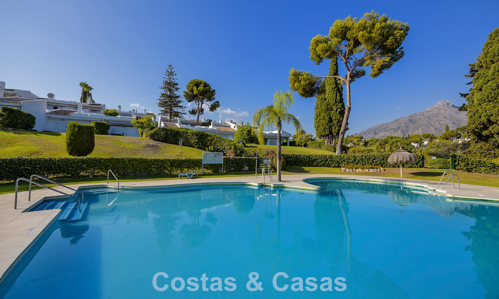 Ático reformado en venta en una popular urbanización de golf Aloha en el centro de Nueva Andalucía, Marbella 778092