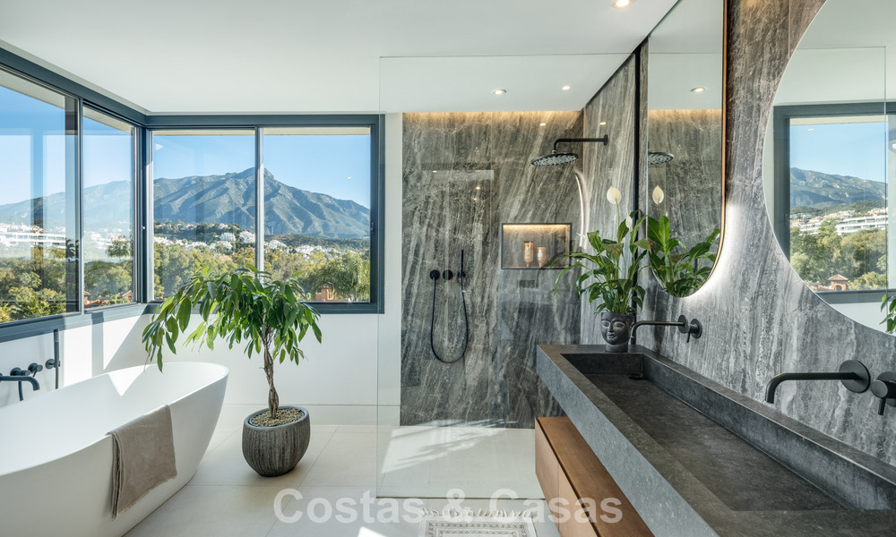 Villa modernista de lujo con vistas al mar en venta en una zona residencial privilegiada en Nueva Andalucía, Marbella 778284