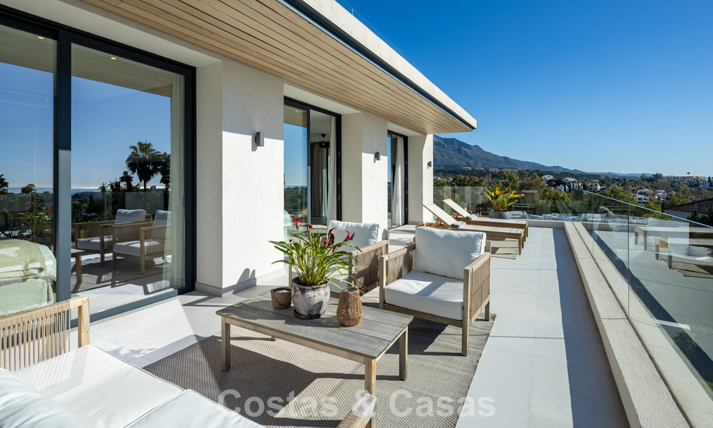 Villa modernista de lujo con vistas al mar en venta en una zona residencial privilegiada en Nueva Andalucía, Marbella 778289