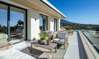 Villa modernista de lujo con vistas al mar en venta en una zona residencial privilegiada en Nueva Andalucía, Marbella 778289 