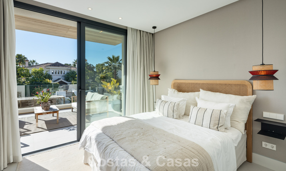 Villa modernista de lujo con vistas al mar en venta en una zona residencial privilegiada en Nueva Andalucía, Marbella 778291