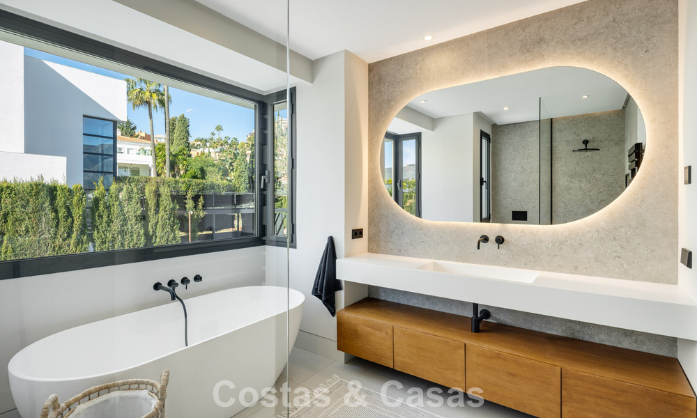 Villa modernista de lujo con vistas al mar en venta en una zona residencial privilegiada en Nueva Andalucía, Marbella 778292