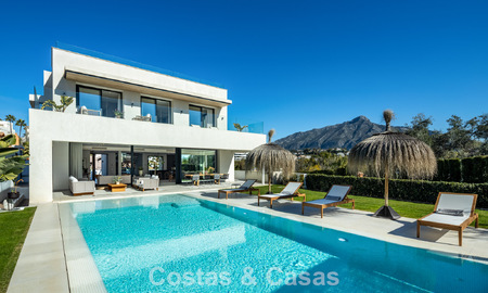 Villa modernista de lujo con vistas al mar en venta en una zona residencial privilegiada en Nueva Andalucía, Marbella 778296