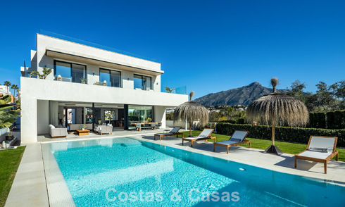 Villa modernista de lujo con vistas al mar en venta en una zona residencial privilegiada en Nueva Andalucía, Marbella 778296