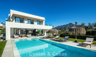 Villa modernista de lujo con vistas al mar en venta en una zona residencial privilegiada en Nueva Andalucía, Marbella 778296 