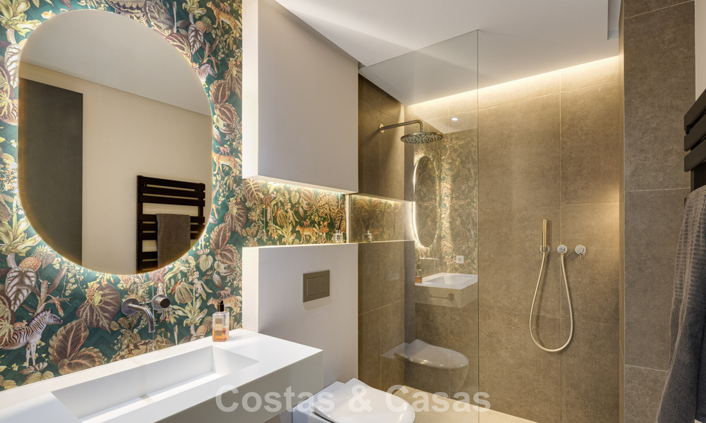 Villa modernista de lujo con vistas al mar en venta en una zona residencial privilegiada en Nueva Andalucía, Marbella 778297
