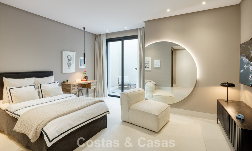 Villa modernista de lujo con vistas al mar en venta en una zona residencial privilegiada en Nueva Andalucía, Marbella 778298