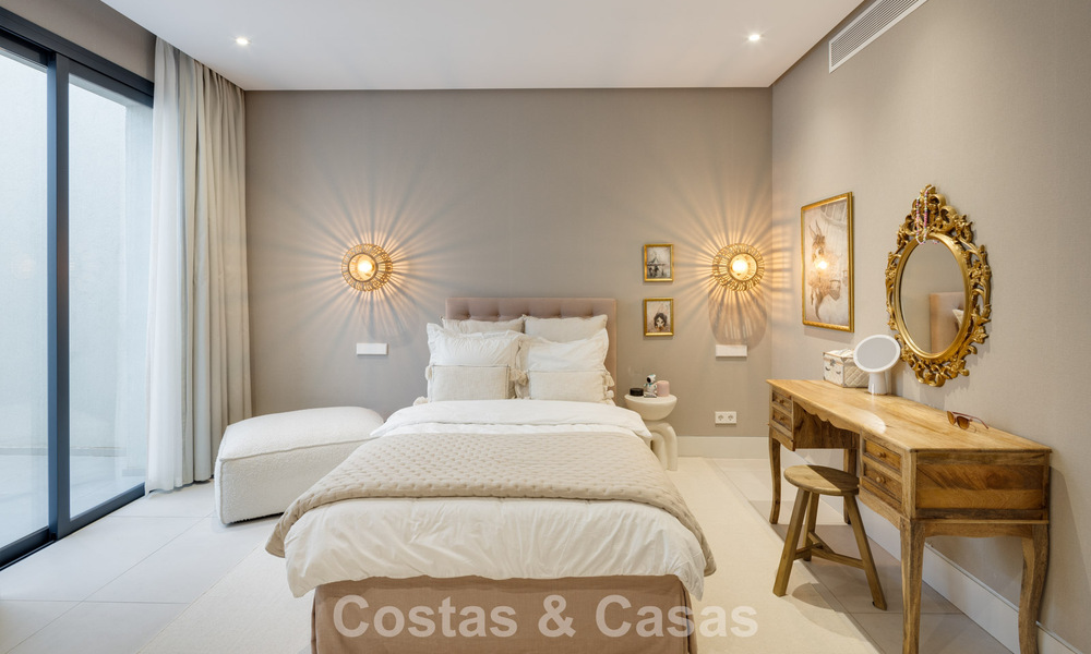 Villa modernista de lujo con vistas al mar en venta en una zona residencial privilegiada en Nueva Andalucía, Marbella 778299