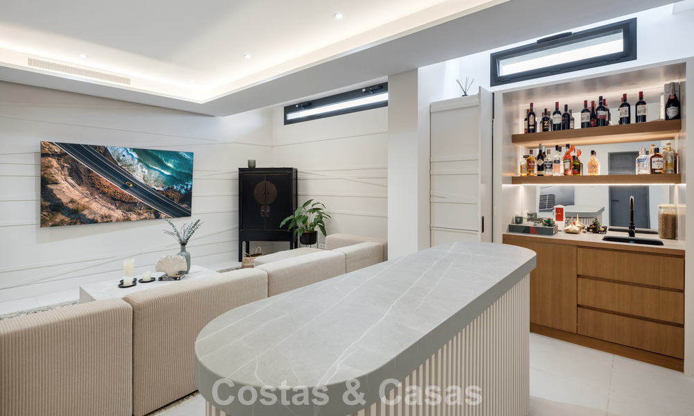 Villa modernista de lujo con vistas al mar en venta en una zona residencial privilegiada en Nueva Andalucía, Marbella 778301