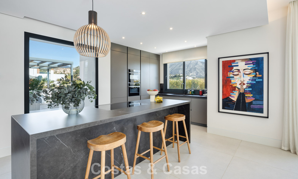 Villa modernista de lujo con vistas al mar en venta en una zona residencial privilegiada en Nueva Andalucía, Marbella 778303