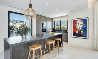Villa modernista de lujo con vistas al mar en venta en una zona residencial privilegiada en Nueva Andalucía, Marbella 778303 