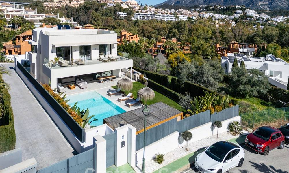 Villa modernista de lujo con vistas al mar en venta en una zona residencial privilegiada en Nueva Andalucía, Marbella 778308