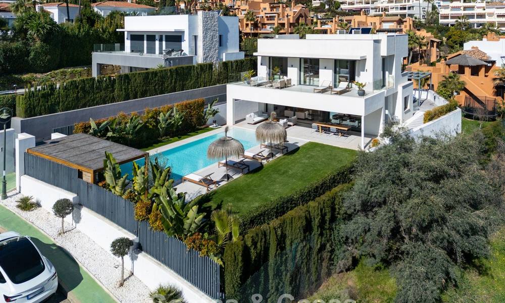 Villa modernista de lujo con vistas al mar en venta en una zona residencial privilegiada en Nueva Andalucía, Marbella 778309
