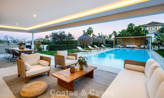Villa modernista de lujo con vistas al mar en venta en una zona residencial privilegiada en Nueva Andalucía, Marbella 778310 