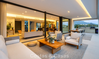 Villa modernista de lujo con vistas al mar en venta en una zona residencial privilegiada en Nueva Andalucía, Marbella 778311 