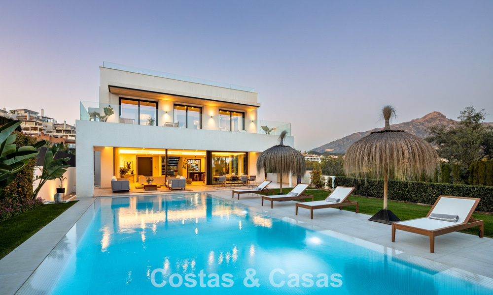 Villa modernista de lujo con vistas al mar en venta en una zona residencial privilegiada en Nueva Andalucía, Marbella 778312