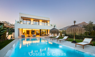 Villa modernista de lujo con vistas al mar en venta en una zona residencial privilegiada en Nueva Andalucía, Marbella 778312 