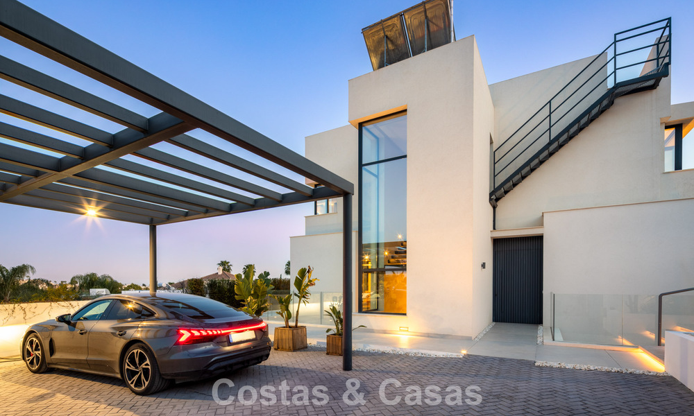 Villa modernista de lujo con vistas al mar en venta en una zona residencial privilegiada en Nueva Andalucía, Marbella 778314