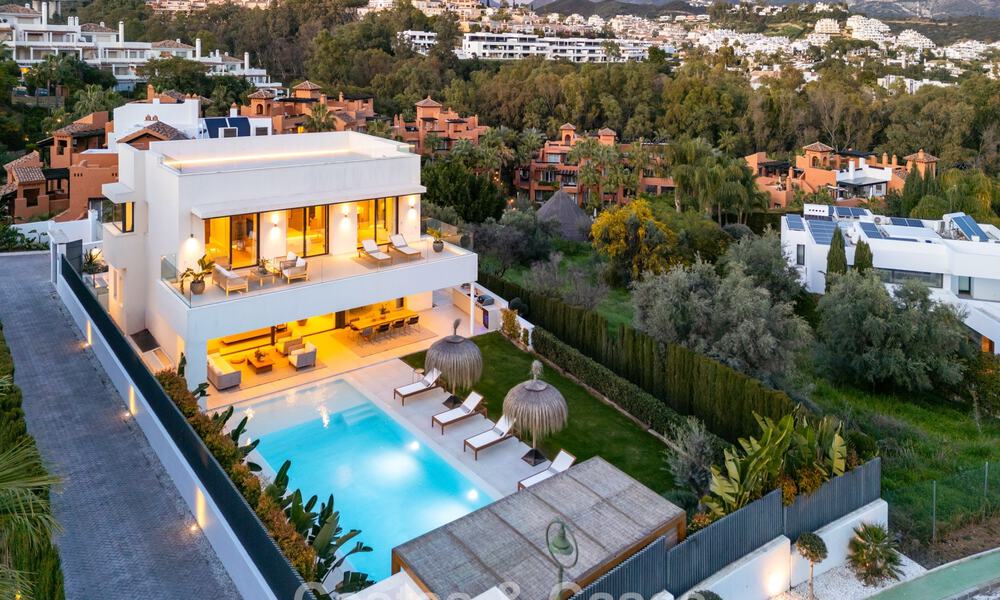Villa modernista de lujo con vistas al mar en venta en una zona residencial privilegiada en Nueva Andalucía, Marbella 778315