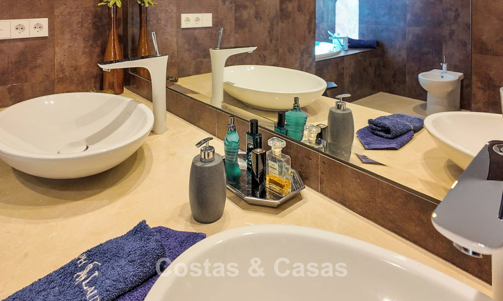 Villa mediterránea con vistas a los verdes campos de golf en venta en un entorno de golf del valle de Nueva Andalucía, Marbella 778166