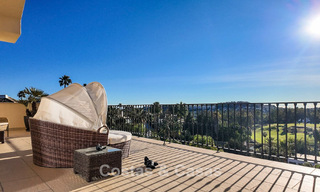 Villa mediterránea con vistas a los verdes campos de golf en venta en un entorno de golf del valle de Nueva Andalucía, Marbella 778167 