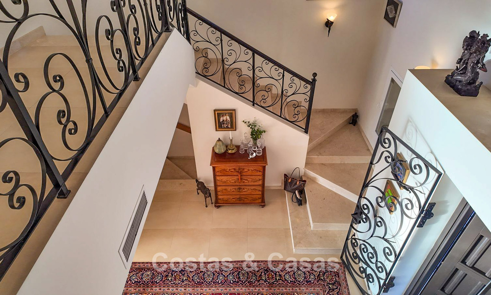 Villa mediterránea con vistas a los verdes campos de golf en venta en un entorno de golf del valle de Nueva Andalucía, Marbella 778170