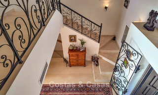 Villa mediterránea con vistas a los verdes campos de golf en venta en un entorno de golf del valle de Nueva Andalucía, Marbella 778170 