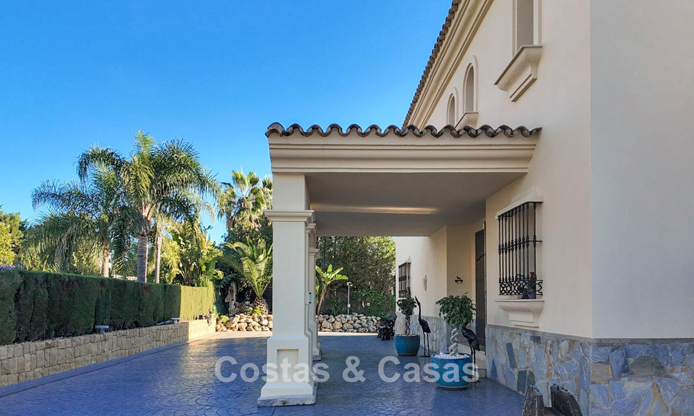 Villa mediterránea con vistas a los verdes campos de golf en venta en un entorno de golf del valle de Nueva Andalucía, Marbella 778171