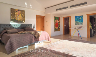 Villa mediterránea con vistas a los verdes campos de golf en venta en un entorno de golf del valle de Nueva Andalucía, Marbella 778174 