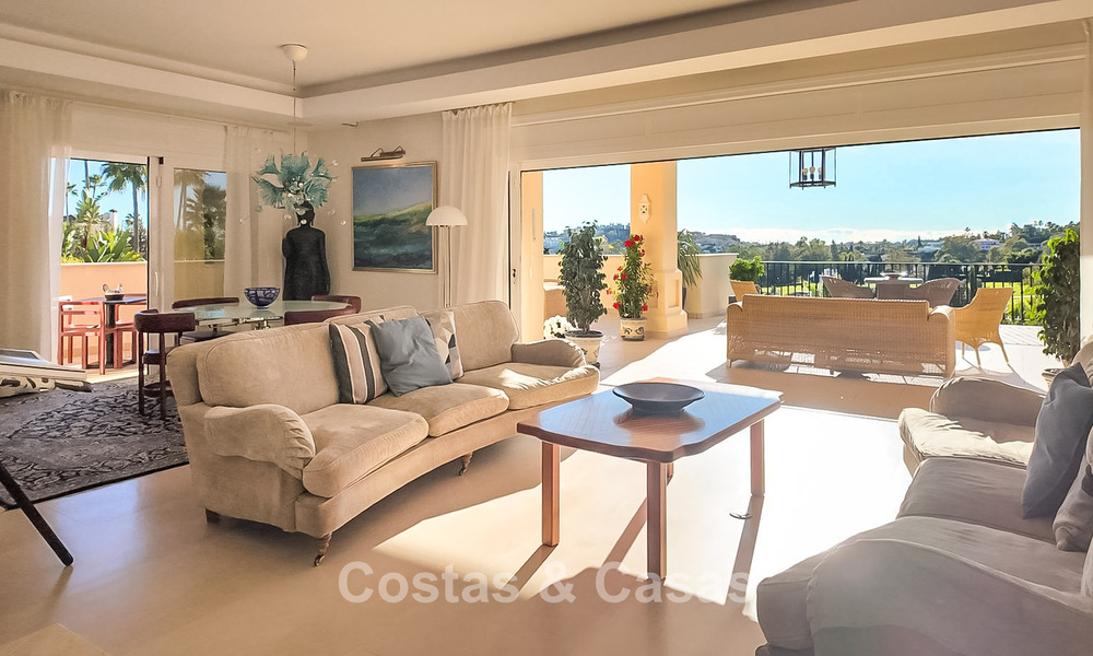 Villa mediterránea con vistas a los verdes campos de golf en venta en un entorno de golf del valle de Nueva Andalucía, Marbella 778177