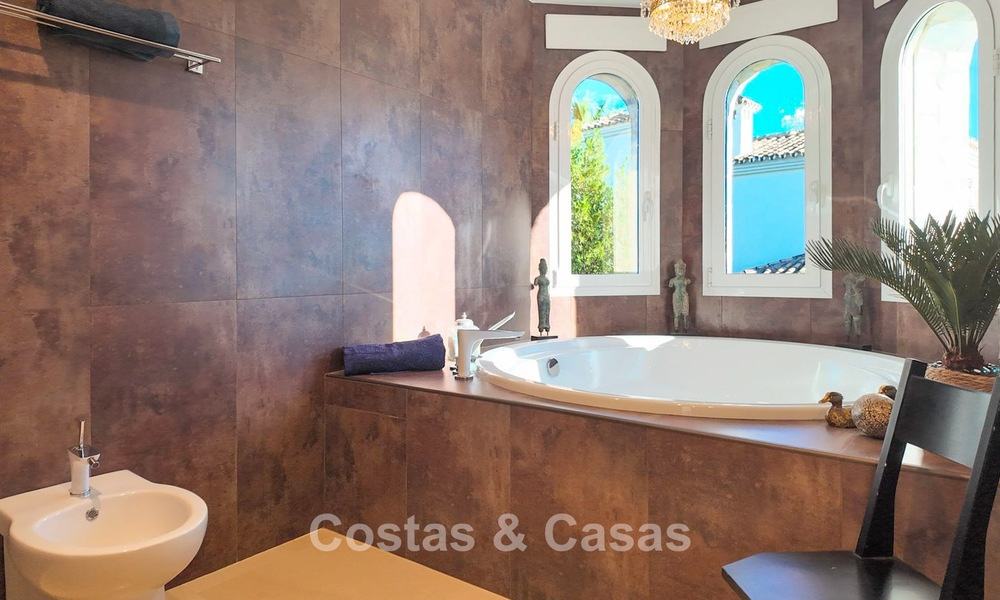 Villa mediterránea con vistas a los verdes campos de golf en venta en un entorno de golf del valle de Nueva Andalucía, Marbella 778178