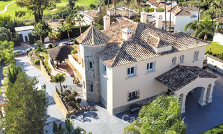 Villa mediterránea con vistas a los verdes campos de golf en venta en un entorno de golf del valle de Nueva Andalucía, Marbella 778180 