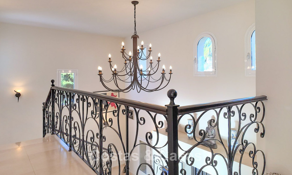 Villa mediterránea con vistas a los verdes campos de golf en venta en un entorno de golf del valle de Nueva Andalucía, Marbella 778184