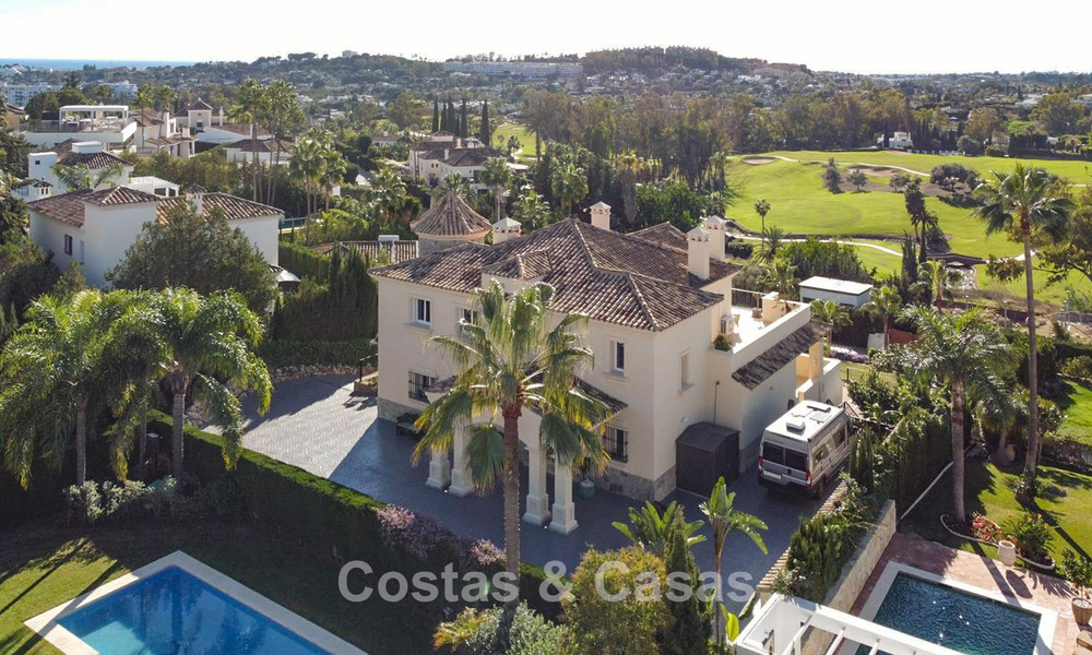 Villa mediterránea con vistas a los verdes campos de golf en venta en un entorno de golf del valle de Nueva Andalucía, Marbella 778185
