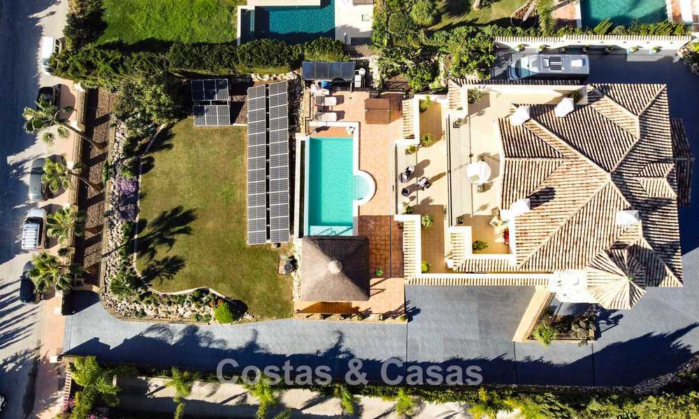 Villa mediterránea con vistas a los verdes campos de golf en venta en un entorno de golf del valle de Nueva Andalucía, Marbella 778186