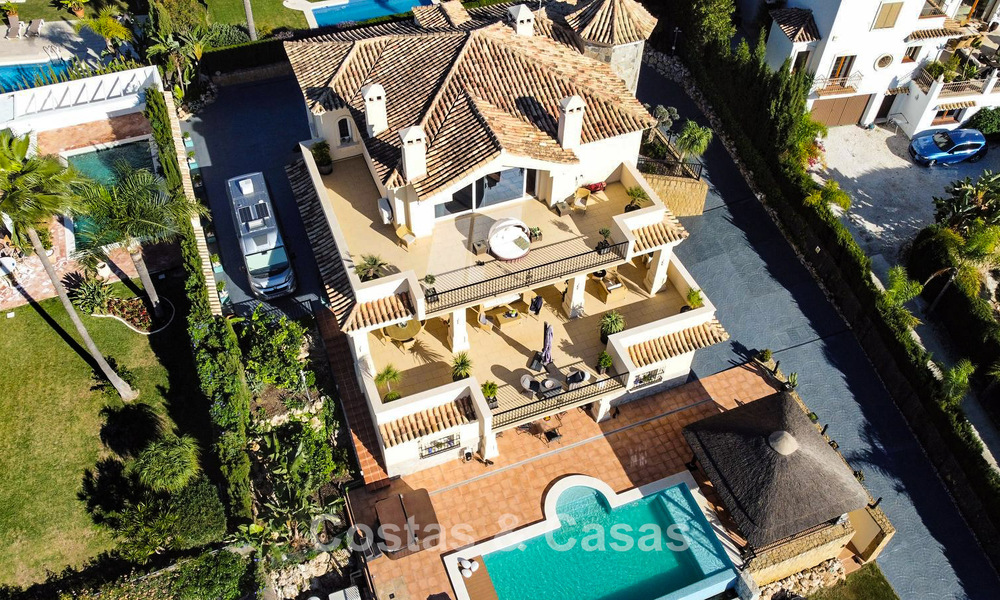 Villa mediterránea con vistas a los verdes campos de golf en venta en un entorno de golf del valle de Nueva Andalucía, Marbella 778187