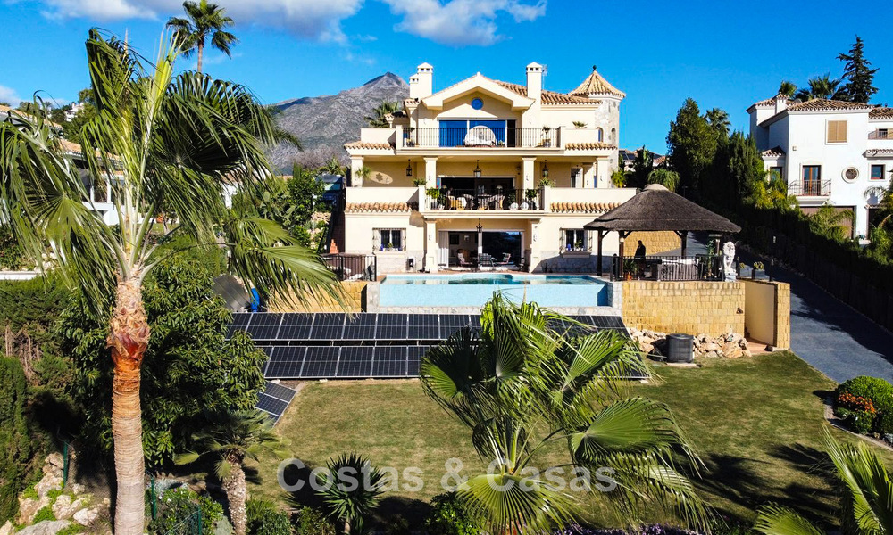 Villa mediterránea con vistas a los verdes campos de golf en venta en un entorno de golf del valle de Nueva Andalucía, Marbella 778188