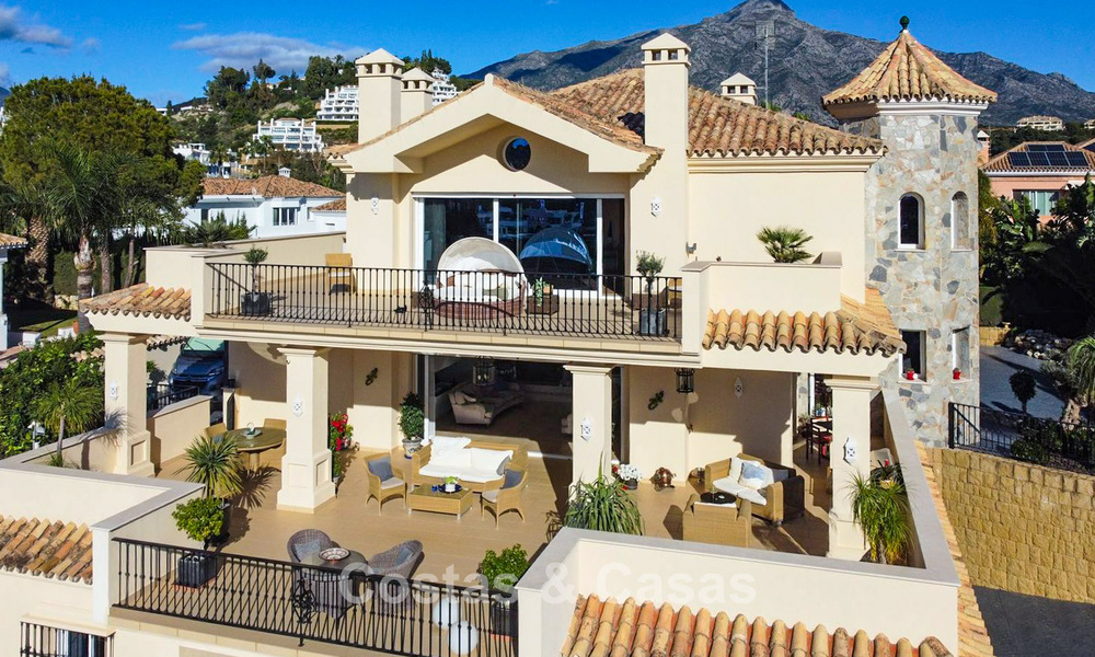 Villa mediterránea con vistas a los verdes campos de golf en venta en un entorno de golf del valle de Nueva Andalucía, Marbella 778189