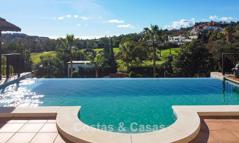 Villa mediterránea con vistas a los verdes campos de golf en venta en un entorno de golf del valle de Nueva Andalucía, Marbella 778190