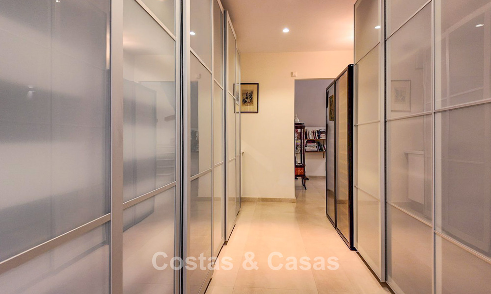 Villa mediterránea con vistas a los verdes campos de golf en venta en un entorno de golf del valle de Nueva Andalucía, Marbella 778192