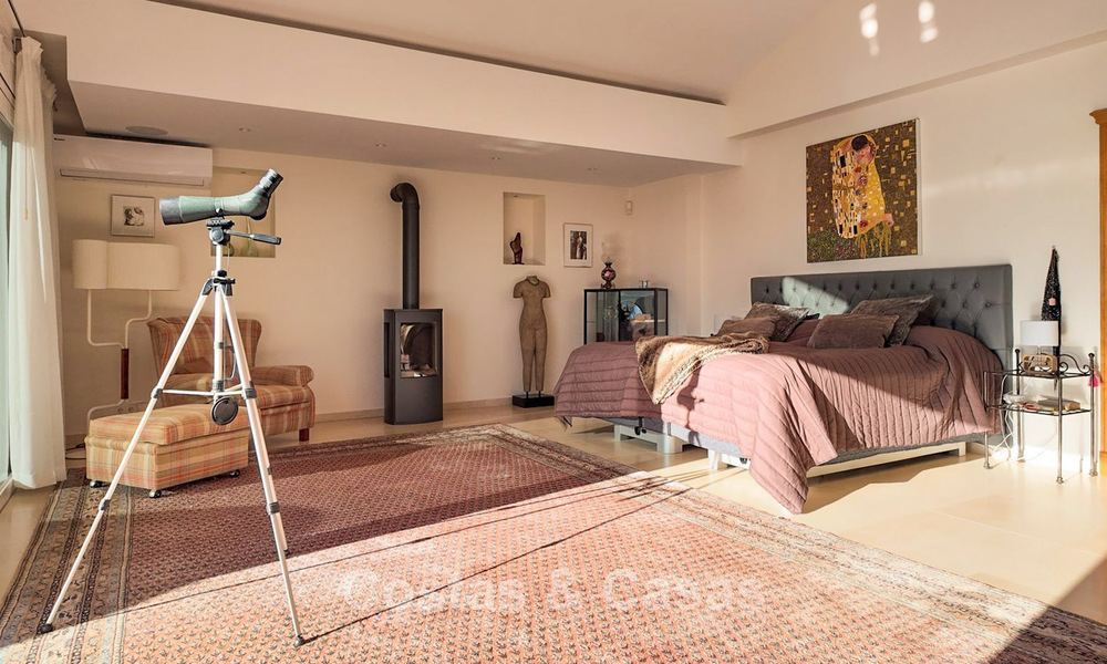 Villa mediterránea con vistas a los verdes campos de golf en venta en un entorno de golf del valle de Nueva Andalucía, Marbella 778193