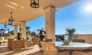 Villa mediterránea con vistas a los verdes campos de golf en venta en un entorno de golf del valle de Nueva Andalucía, Marbella 778194 