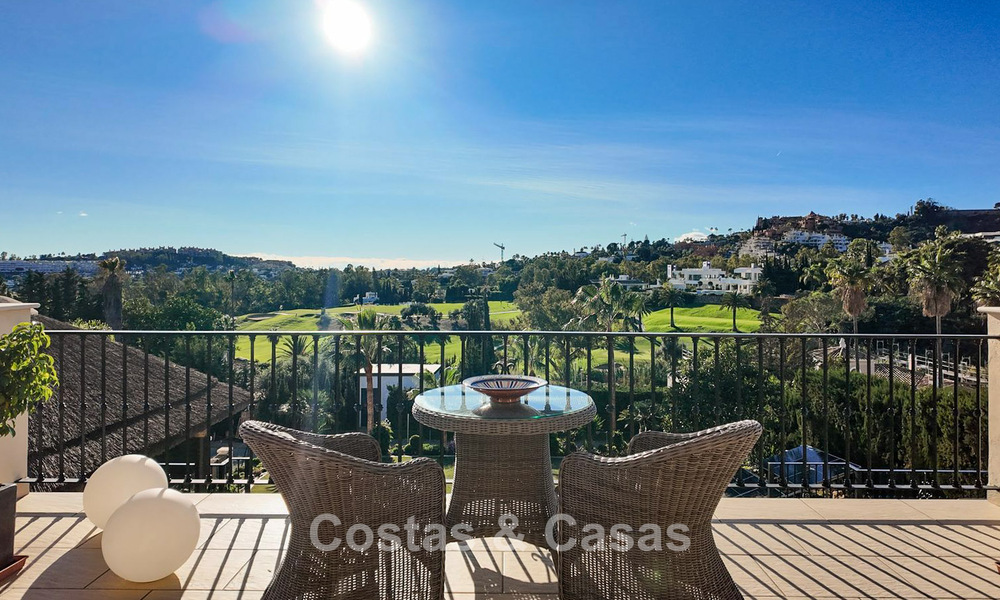 Villa mediterránea con vistas a los verdes campos de golf en venta en un entorno de golf del valle de Nueva Andalucía, Marbella 778195