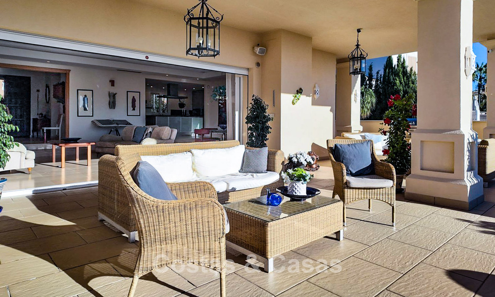 Villa mediterránea con vistas a los verdes campos de golf en venta en un entorno de golf del valle de Nueva Andalucía, Marbella 778196