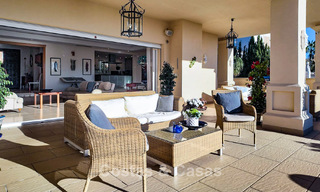 Villa mediterránea con vistas a los verdes campos de golf en venta en un entorno de golf del valle de Nueva Andalucía, Marbella 778196 