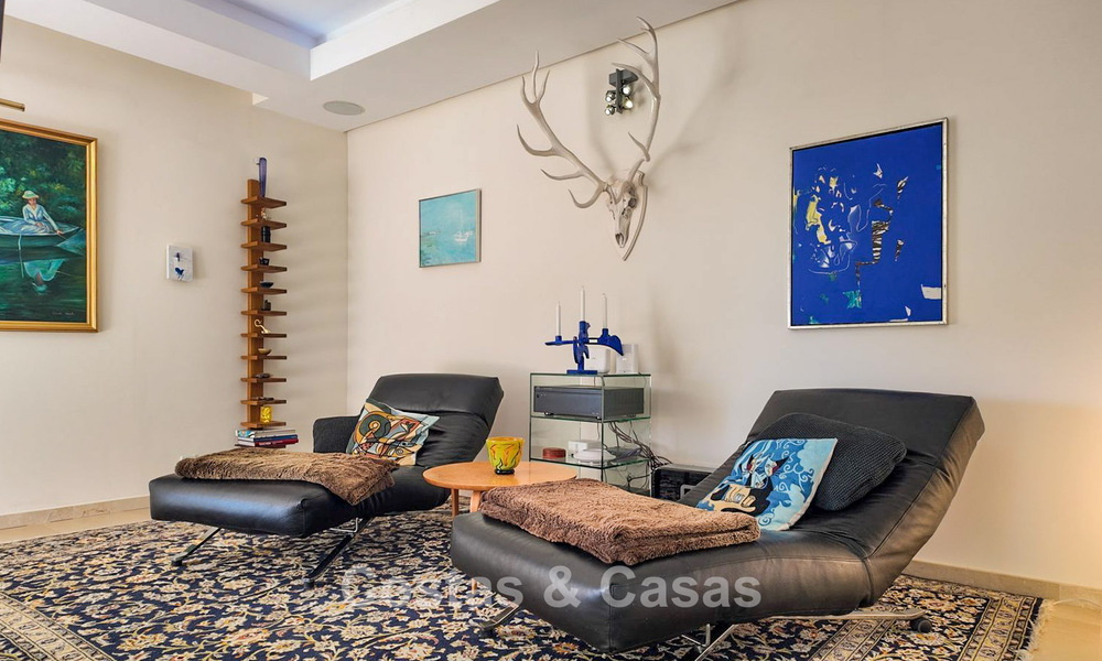 Villa mediterránea con vistas a los verdes campos de golf en venta en un entorno de golf del valle de Nueva Andalucía, Marbella 778198